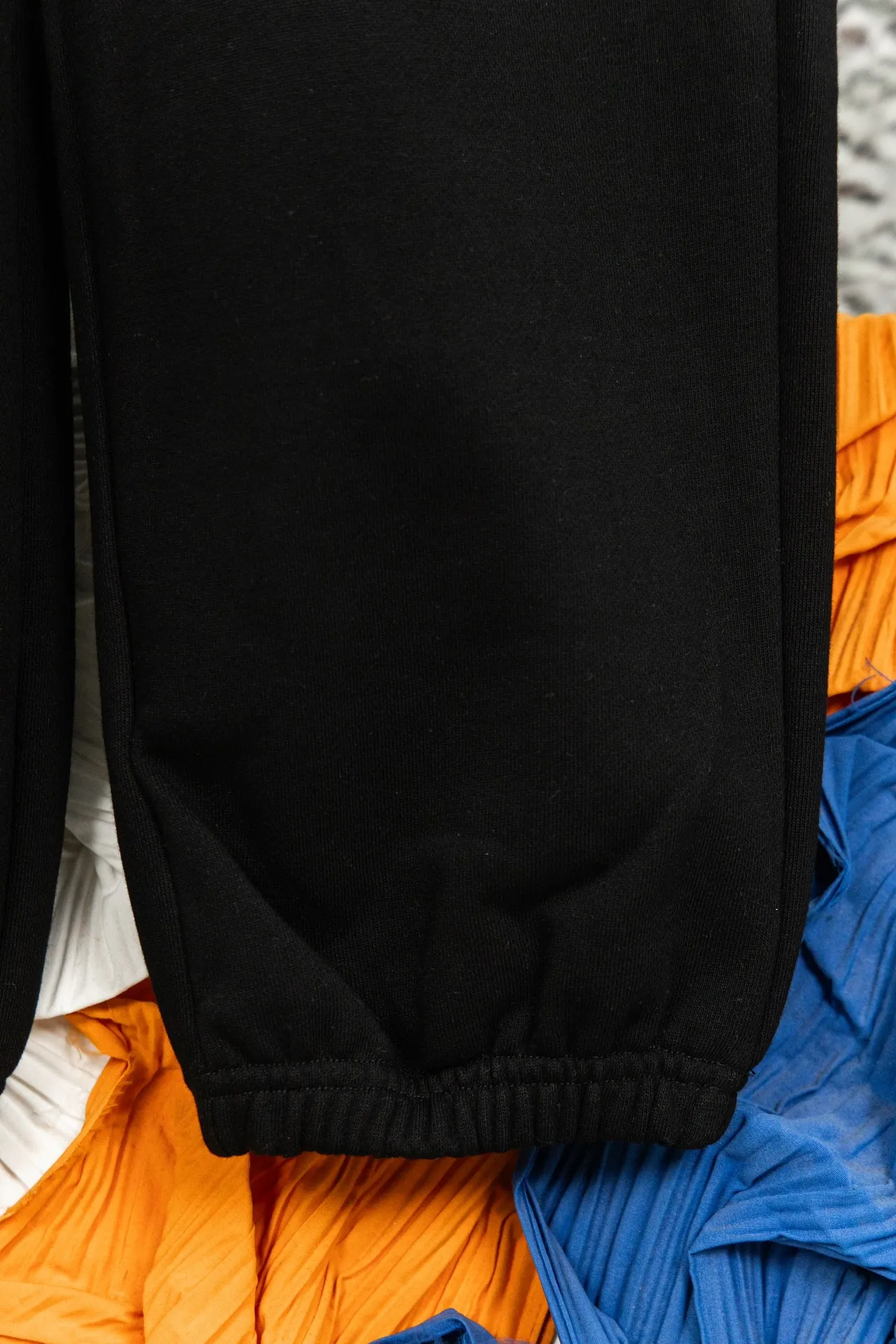 P180 model number: Y060 Ralph Lauren Ralph Lauren suit sweatpants. Pure cotton treated with anti-static technology. No dust, no lint. The elastic waist is used with a drawstring. It is very friendly to the figure. The cotton is comfortable and soft. The upper body is casual and free. Regular beveled double pockets on both sides. The white brand logo on the left leg of the trouser leg collides with the black of the pants. Although it is small, it is quite recognizable. The brand adds a young and fashionable atmosphere to the original sense of luxury. It can be called a cold-proof weapon. A simple base layer is enough to withstand the severe cold and make it more fluffy and warm. Color: gray, navy blue, black. Size: S-XL